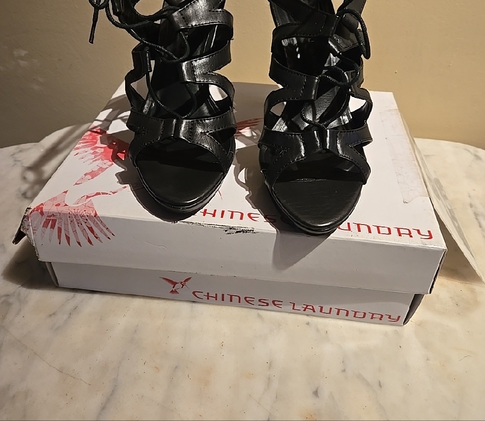 Chinese Laundry Black Women's Shoes - Picture 2 of 6